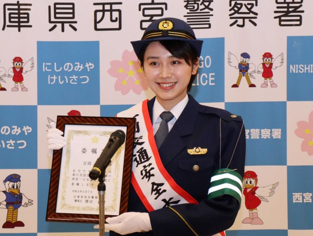 一日交通安全大使の委嘱状を手にするミス日本の吉岡恵麻さん＝西宮市高松町、阪急西宮ガーデンズ