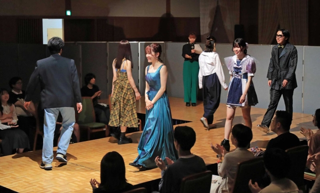 服装で自身を表現する出演者＝関西学院大・関西学院会館