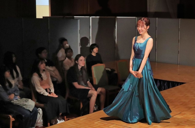 ピアノをやめる前の最後の演奏会で着たドレスを披露する人間福祉学部４年小松芽依さん＝関西学院大・関西学院会館