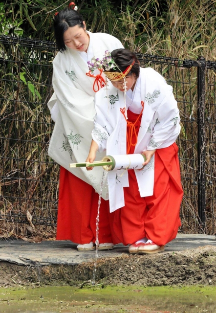 御神水で御饌田を清める＝西宮市大社町