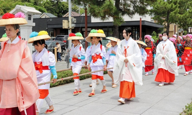 並んで参道を練り歩く早乙女姿の子どもたち＝西宮市大社町