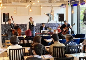 カフェを舞台に、軽快な音楽を奏でる出演者＝芦屋市公光町