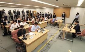 多くの記者やテレビカメラが集まった高島崚輔市長の就任会見＝芦屋市精道町（撮影・吉田敦史）
