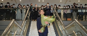初登庁し、職員らに拍手で迎えられる高島市長＝芦屋市精道町（撮影・吉田敦史）