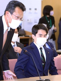 議員総会では緊張した面持ちで席に着いた＝芦屋市精道町（撮影・吉田敦史）