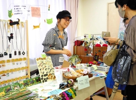 カワイイ商品やサービスを集めた「ユニバーサルカワイイ」の会場＝芦屋市公光町