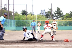 本大会出場を目指し、熱戦を繰り広げる選手たち＝西宮市甲子園浜２、甲子園浜野球場