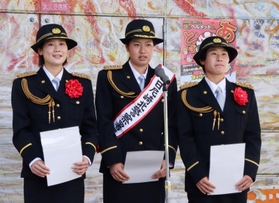 交通安全を呼びかける（左から）中川唯さん、飯島綾香さん、保谷蓮さん＝尼崎市南塚口町２、スカイコム広場