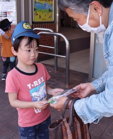 啓発チラシを手渡すみどり野保育園の園児たち＝尼崎市神田中通１、中央公園