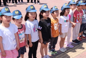 交通安全を宣言するみどり野保育園の園児たち＝尼崎市神田中通１、中央公園