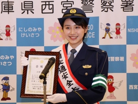 一日交通安全大使の委嘱状を手にするミス日本の吉岡恵麻さん＝西宮市高松町、阪急西宮ガーデンズ