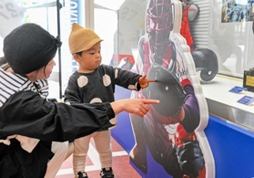 メモリアルギャラリーを訪れた親子連れ＝川西市火打１（市提供）