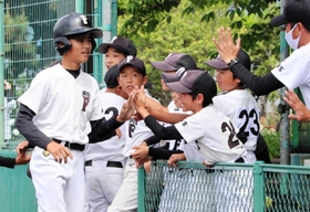 準決勝で、樋口真大選手の本塁打に喜ぶ今津ファイターズの選手たち