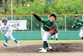 準決勝で力投する鳴尾東ビクターズの梶本陽太投手