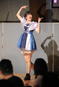 自作のアイドル衣装で踊る学生＝関西学院大・関西学院会館