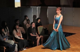 ピアノをやめる前の最後の演奏会で着たドレスを披露する人間福祉学部４年小松芽依さん＝関西学院大・関西学院会館