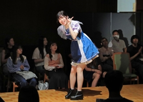 自作のアイドル衣装で踊る社会学部４年田中乃愛さん＝関西学院大・関西学院会館