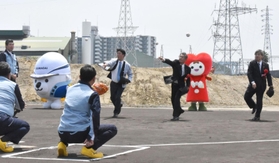 神事の後に始球式を行った関係者ら＝尼崎市杭瀬南新町３（撮影・山村菜々子）