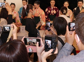 募金活動をする生徒たちを、ファンがカメラを手に見守った＝宝塚市栄町１、宝塚大劇場
