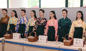４年ぶりとなる「すみれ募金」に臨む宝塚音楽学校の生徒たち＝宝塚市栄町１、宝塚大劇場