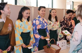 ４年ぶりとなる「すみれ募金」で寄付を呼びかける宝塚音楽学校の生徒たち＝宝塚市栄町１、宝塚大劇場