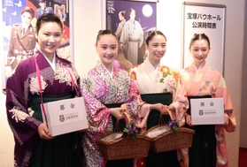 ４年ぶりとなる募金活動を終え、取材に応じる宝塚音楽学校の１１０期本科生＝宝塚市栄町１、宝塚大劇場