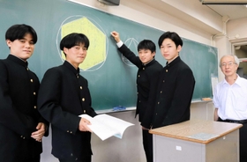 高校分野の解法を使って円周率の新しい求め方を証明した（左から）中山啓太さん、丸尾祐希さん、田中陸人さん、宮本陣弥さんと指導した宮寺良平教諭＝西宮市高座町