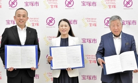 災害支援協定を結んだ（左から）早川正臣・三菱自動車近畿地区担当部長、山崎晴恵市長、西原興一郎・兵庫三菱自動車販売社長＝宝塚市役所第２庁舎（宝塚市提供）