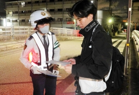 通行人に情報提供を呼びかける兵庫県警の捜査員＝２３日深夜、川西市栄根２