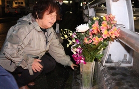 小瀬秋雄さんが何者かに刃物で刺された現場を訪れた母の盛山時枝さん＝２３日深夜、川西市栄根２