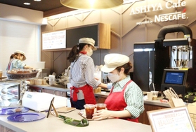 再開したカフェでコーヒーの準備をするスタッフたち＝芦屋市精道町