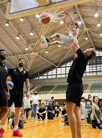 ファン感謝祭で子どもたちと交流する西宮ストークスの選手ら＝西宮市立中央体育館