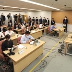 多くの記者やテレビカメラが集まった高島崚輔市長の就任会見＝芦屋市精道町（撮影・吉田敦史）