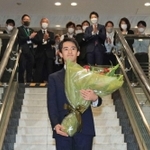 初登庁し、職員らに拍手で迎えられる高島市長＝芦屋市精道町（撮影・吉田敦史）