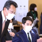 議員総会では緊張した面持ちで席に着いた＝芦屋市精道町（撮影・吉田敦史）
