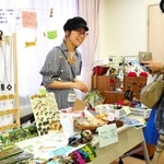 カワイイ商品やサービスを集めた「ユニバーサルカワイイ」の会場＝芦屋市公光町