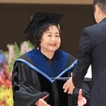 関西学院大の森康俊学長（右）から名誉博士号の学位記を受け取るサーロー節子さん＝西宮市上ケ原一番町（撮影・吉田敦史）