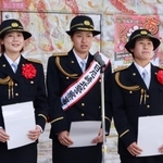 交通安全を呼びかける（左から）中川唯さん、飯島綾香さん、保谷蓮さん＝尼崎市南塚口町２、スカイコム広場