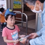 啓発チラシを手渡すみどり野保育園の園児たち＝尼崎市神田中通１、中央公園