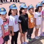 交通安全を宣言するみどり野保育園の園児たち＝尼崎市神田中通１、中央公園