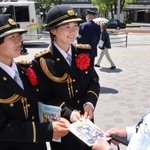 交通安全を呼びかけてチラシを手渡す園田学園女子大学ソフトボール部の（左から）保谷蓮さん、中川唯さん＝尼崎市南塚口町２