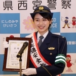 一日交通安全大使の委嘱状を手にするミス日本の吉岡恵麻さん＝西宮市高松町、阪急西宮ガーデンズ