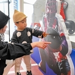 メモリアルギャラリーを訪れた親子連れ＝川西市火打１（市提供）
