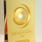 ２００１年の日本シリーズ最高殊勲選手賞（ＭＶＰ）の表彰盾＝川西市火打１