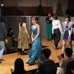 服装で自身を表現する出演者＝関西学院大・関西学院会館