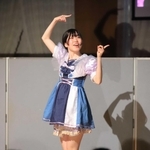 自作のアイドル衣装で踊る学生＝関西学院大・関西学院会館