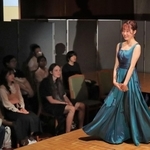 ピアノをやめる前の最後の演奏会で着たドレスを披露する人間福祉学部４年小松芽依さん＝関西学院大・関西学院会館