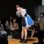 自作のアイドル衣装で踊る社会学部４年田中乃愛さん＝関西学院大・関西学院会館
