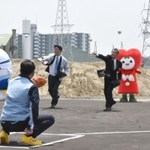 神事の後に始球式を行った関係者ら＝尼崎市杭瀬南新町３（撮影・山村菜々子）