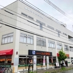 予定から約１年半遅れてようやくオープンした東園田町総合会館＝東園田町４